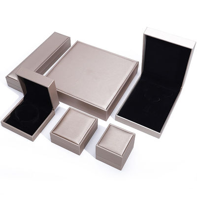 kopen Vierkante graan valse leren sieraden doos, Elegante geborstelde sieraden verpakkingsdoos OEM online manufacture