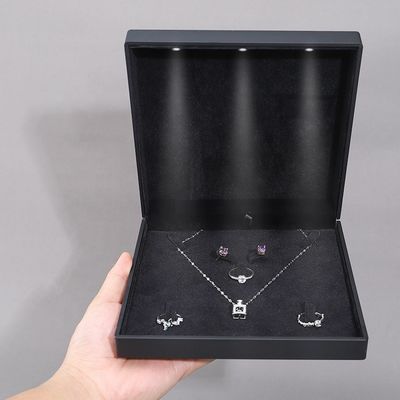 kopen Op maat gemaakte, schramvast, LED sieradendoos Luxe hanger verpakkingsset zachte fluwelen bekleding online manufacture