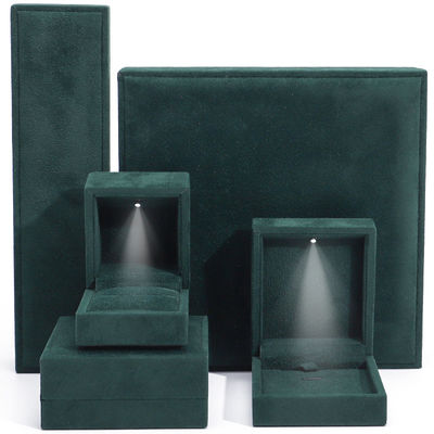 kopen Donkergroen Soft Touch Fluweel Luxe Juwelen Verpakkingsdoos met lichtend LED-licht online manufacture