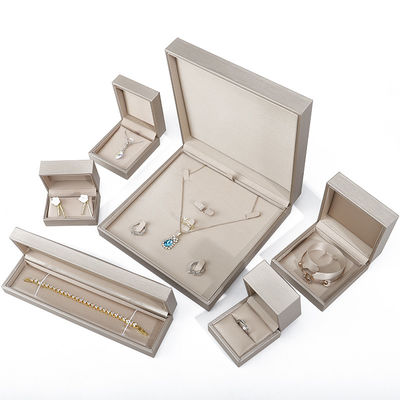 kopen Af wit elegant zacht faux leder sieraden opslag doos pakket aangepast kleur online manufacture