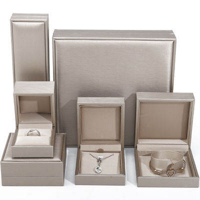 Af wit elegant zacht faux leder sieraden opslag doos pakket aangepast kleur