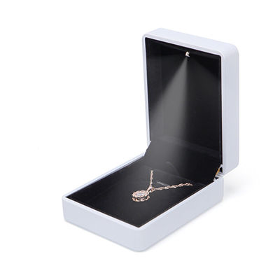 kopen Ronde witte lederen LED sieraden doos met aangepast logo en zijde scherm print van Hanhong online manufacture