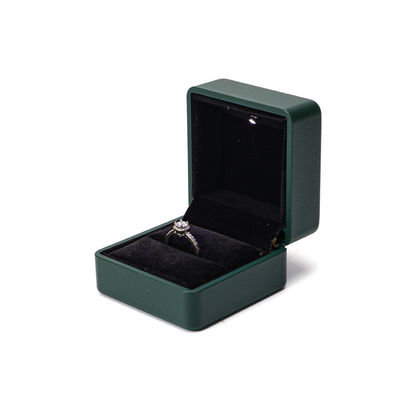 Custom Ring Packaging Solution Verlicht groene leer sieraden doos met zijde bekleding en logo