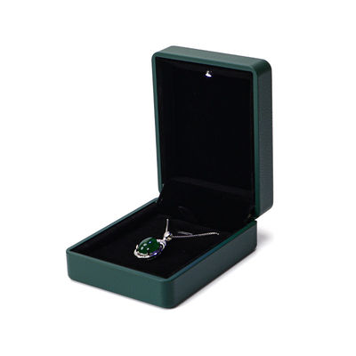 Custom Ring Packaging Solution Verlicht groene leer sieraden doos met zijde bekleding en logo
