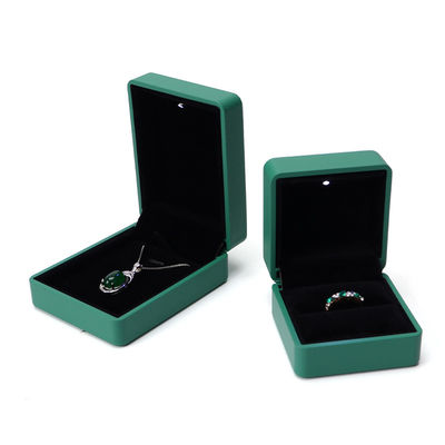 Custom Ring Packaging Solution Verlicht groene leer sieraden doos met zijde bekleding en logo