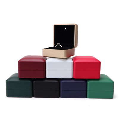 Custom Ring Packaging Solution Verlicht groene leer sieraden doos met zijde bekleding en logo