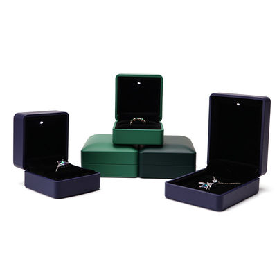 Custom Ring Packaging Solution Verlicht groene leer sieraden doos met zijde bekleding en logo