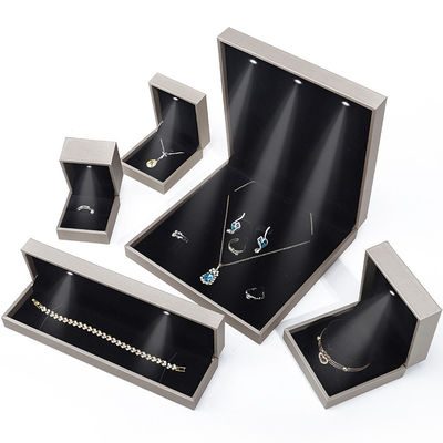 kopen Smaakvolle, strakke, geborstelde PU-leer sieraden verpakkingsdoos met LED-licht online manufacture