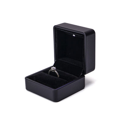 Hanhong Custom Ring Box met licht 6.5*6.5*4.5cm Grootte Zwart leer en fluweel materiaal