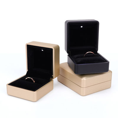 Hanhong Custom Ring Box met licht 6.5*6.5*4.5cm Grootte Zwart leer en fluweel materiaal