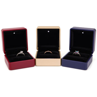 Hanhong Custom Ring Box met licht 6.5*6.5*4.5cm Grootte Zwart leer en fluweel materiaal