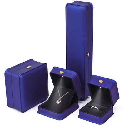 kopen Glanzende donkere blauwe slanke valse lederen LED sieraden doos voor luxe opslag display online manufacture