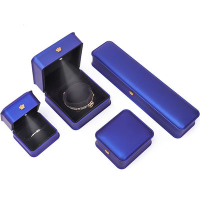 Glanzende donkere blauwe slanke valse lederen LED sieraden doos voor luxe opslag display