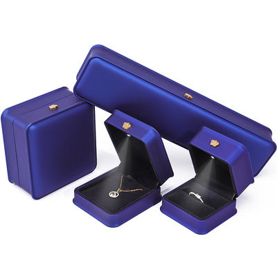 Glanzende donkere blauwe slanke valse lederen LED sieraden doos voor luxe opslag display