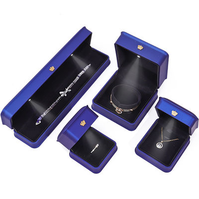Glanzende donkere blauwe slanke valse lederen LED sieraden doos voor luxe opslag display