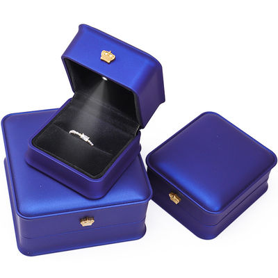 Glanzende donkere blauwe slanke valse lederen LED sieraden doos voor luxe opslag display