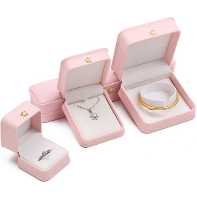 kopen 10*10*5cm Roze leren sieraden doos voor kroon armbanden hangers en ringen Custom logo online manufacture