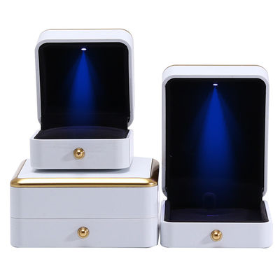 kopen Gepersonaliseerde juwelen doos Verpakking Goud behang Plastic juwelen doos Met LED-verlichting online manufacture