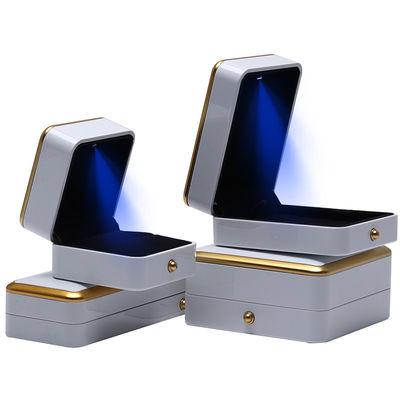 Gepersonaliseerde juwelen doos Verpakking Goud behang Plastic juwelen doos Met LED-verlichting