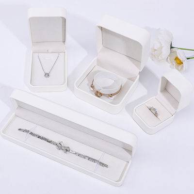 kopen Kleine witte PU lederen sieraden doos, lederen sieraden koffer voor ring hanger armband online manufacture