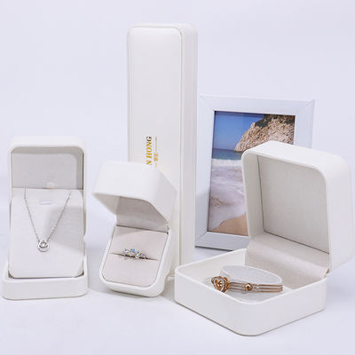 Kleine witte PU lederen sieraden doos, lederen sieraden koffer voor ring hanger armband