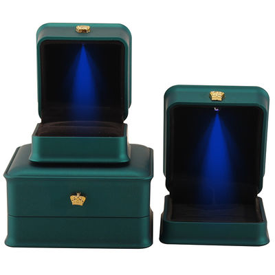 kopen LED licht juwelen doos voor Custom Luxury Crown Juwelen Verpakking Plastic Fluweel materiaal online manufacture
