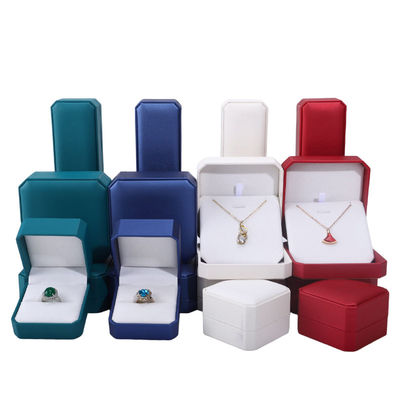 kopen Vierkant leer sieraden doos voor maatverpakking van oorbellen Armband Halsketting Ring online manufacture