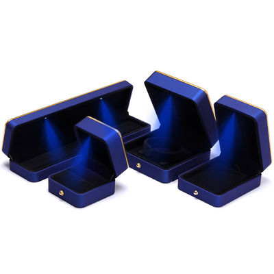 Aangepaste vierkant halsketting en ring lichtblauw LED sieraden doos met luxe elegante stijl
