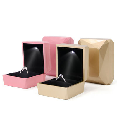 Custom Logo PU Plastic Juwelen Verpakkingsdoos met LED Licht Hanhong Luxury Ring Box