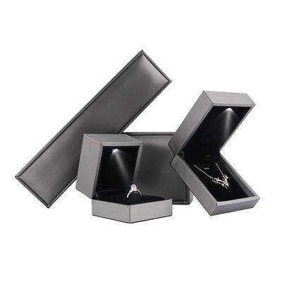 kopen Juwelen Pakket voor Hanhong aangepast logo luxe faux leder zilveren LED doos Contact met ons online manufacture