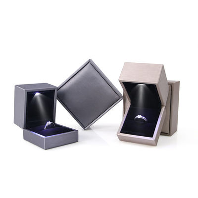 Juwelen Pakket voor Hanhong aangepast logo luxe faux leder zilveren LED doos Contact met ons
