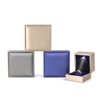 Juwelen Pakket voor Hanhong aangepast logo luxe faux leder zilveren LED doos Contact met ons