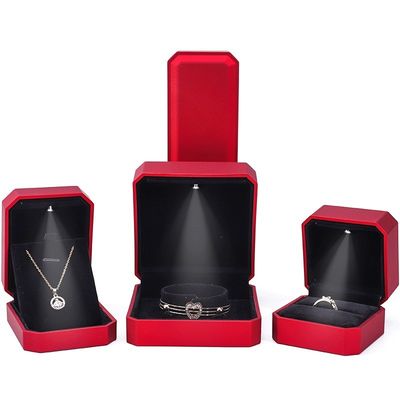 kopen Luxe sieraden display box met LED licht en Custom Logo Rode verf Afwerking 10*10*5cm online manufacture