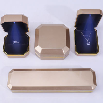 Octogonale Convexe Plastic Velvet Juwelen Doos LED Licht Display Case Custom Grootte