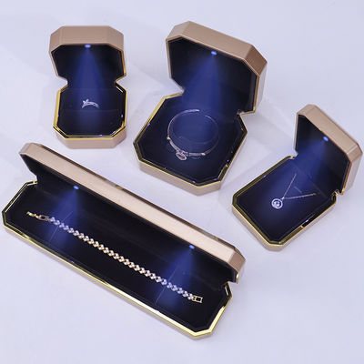 Octogonale Convexe Plastic Velvet Juwelen Doos LED Licht Display Case Custom Grootte