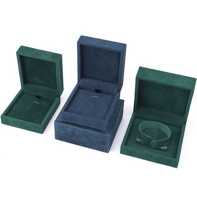 Gepersonaliseerde donkere fluwelen juwelen doos voor luxe halsketting oorbellen Armband Ring 9*9*4cm