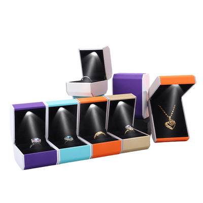 kopen Op maat gemaakte grootte LED plastic sieraden doos met fluweelafvoering en LED-verlichting online manufacture