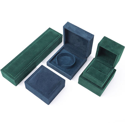 Gepersonaliseerde donkere fluwelen juwelen doos voor luxe halsketting oorbellen Armband Ring 9*9*4cm