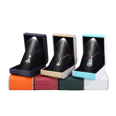 Zwarte LED sieraden doos met Custom Logo Plastic materiaal en Custom fluweel interieur