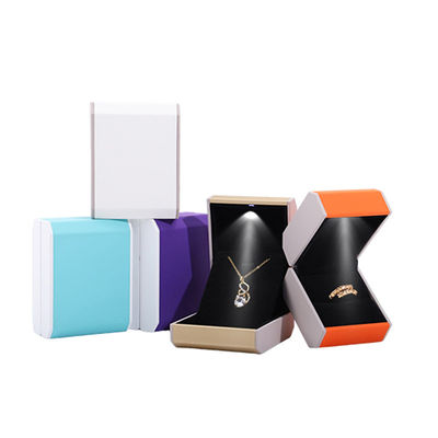 Zwarte LED sieraden doos met Custom Logo Plastic materiaal en Custom fluweel interieur
