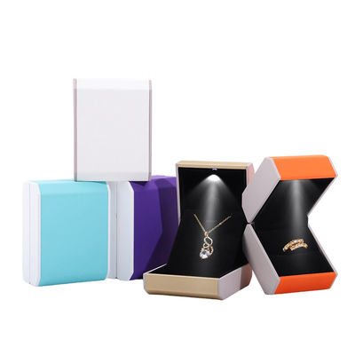 Zwarte LED sieraden doos met Custom Logo Plastic materiaal en Custom fluweel interieur