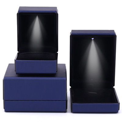 Klanten logo LED licht juwelen doos voor armband halsketting en ring in blauw leer