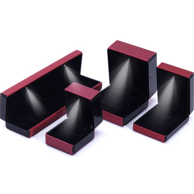 Hanhong Custom Logo LED licht juwelen doos voor armbanden halskettingen en ringen in leer