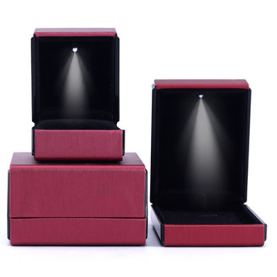 Hanhong Custom Logo LED licht juwelen doos voor armbanden halskettingen en ringen in leer