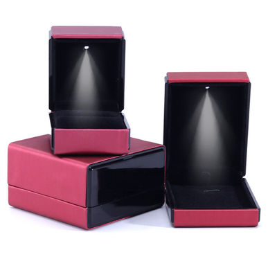 Hanhong Custom Logo LED licht juwelen doos voor armbanden halskettingen en ringen in leer
