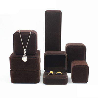 China Productie groothandel high-end Handgemaakte Ketting Ring Doos Sieraden Verpakking Aangepast logo Luxe Vierkante Suède Fluweel Bruine Sieraden Doos