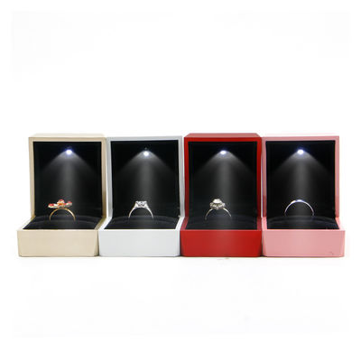 Hanhong Luxury Ring Box Custom Logo PU Plastic Wit Juwelen opslagdoos met LED licht