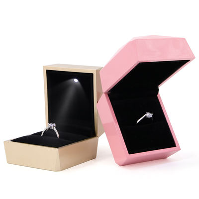Custom Logo PU Plastic Gold Juwelen Verpakkingsdoos met LED Licht Juwelen Pakket