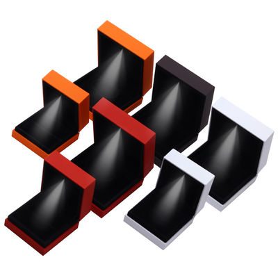 kopen 9*9*3.5cm juwelen doos organisator met logo gebakken gelakt zwart rand LED ring doos online manufacture