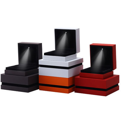 9*9*3.5cm juwelen doos organisator met logo gebakken gelakt zwart rand LED ring doos